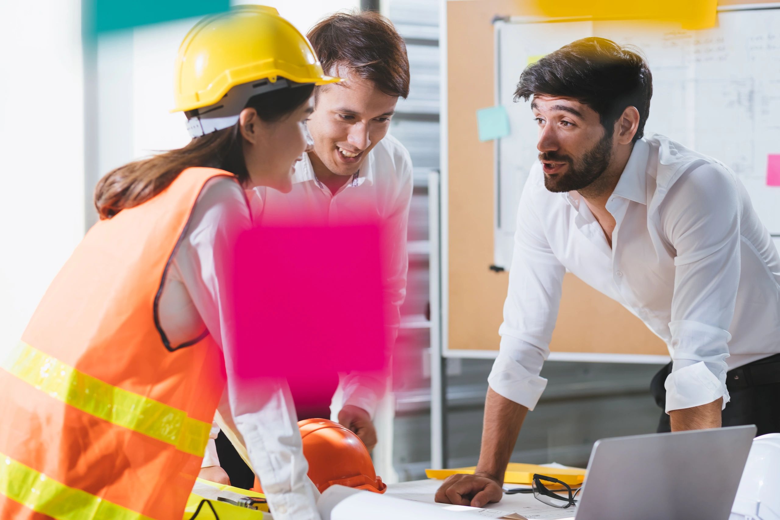 Equipo de ingeniería revisando planos y diseño de proyecto industrial