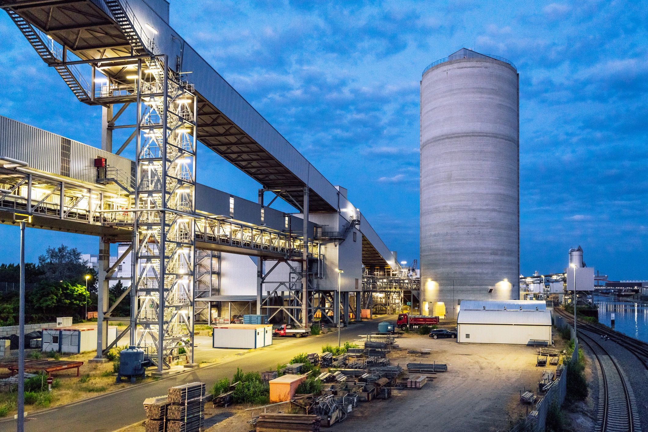 Instalación industrial al atardecer, vista exterior para contexto de planta