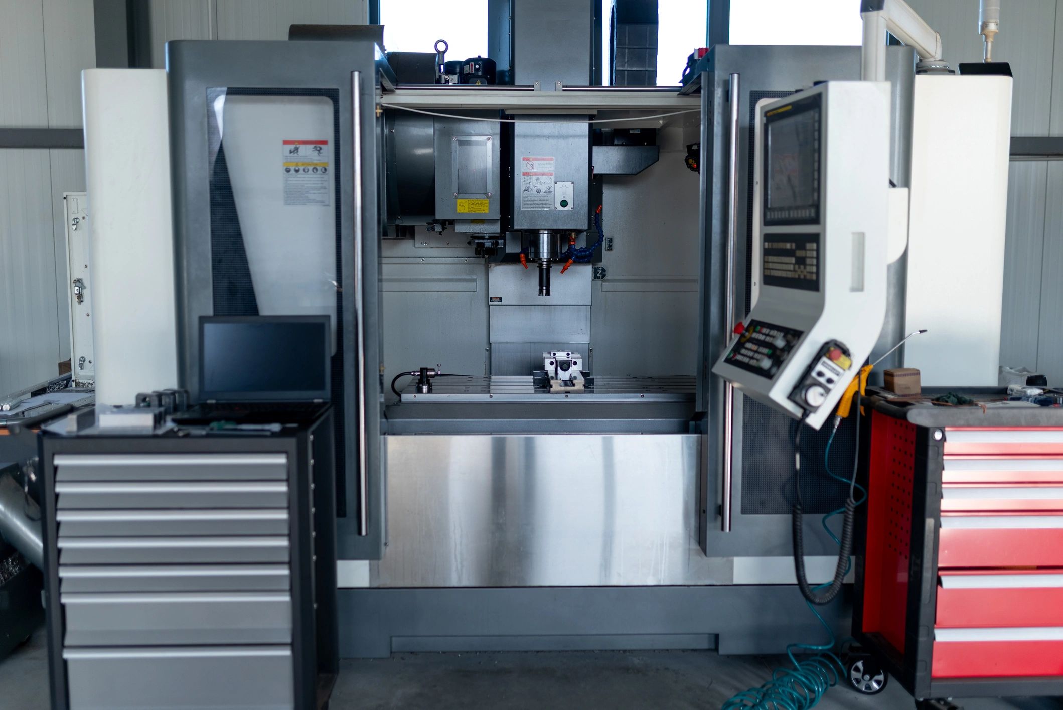 Equipo industrial CNC en planta para fabricación de componentes