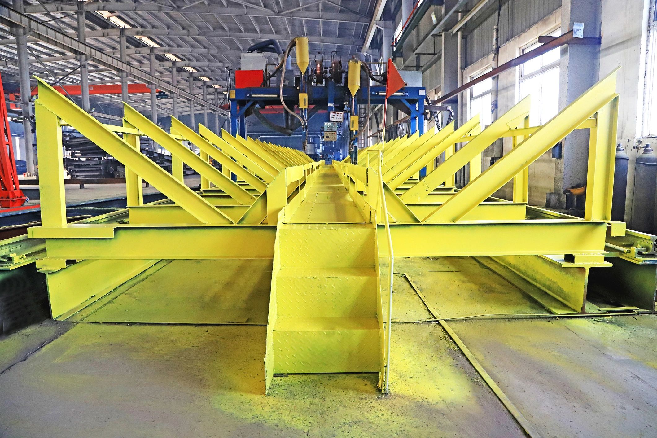 Línea de fabricación con estructuras metálicas y proceso automatizado